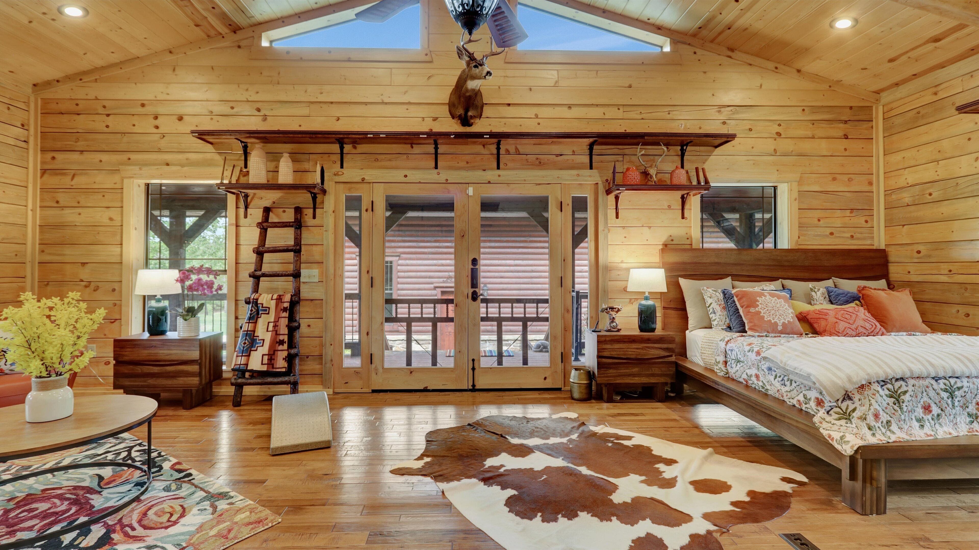 5 makuuhuonetta, tallelokero huoneessa, silitysrauta/-lauta