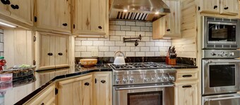 Sleeps 18 Premium Immersive Experience @ Upscale Luxury LogVilla ~ Hot Springs