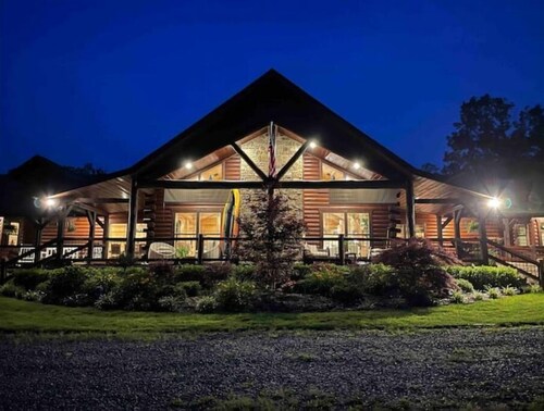 Sleeps 18 Premium Immersive Experience @ Upscale Luxury LogVilla ~ Hot Springs
