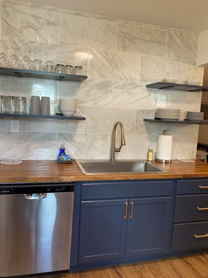 Private kitchen - Welcome to Carols cottage. A restored 1940s home with island charm (St. Simons Island)