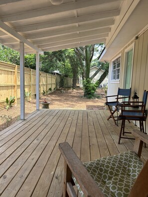 Outdoor dining - Welcome to Carols cottage. A restored 1940s home with island charm (St. Simons Island)
