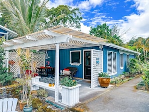 Outdoor dining - Beachside Cottage surrounded by coffee trees but minutes from the beaches (Holualoa)