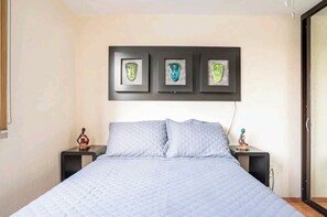 2 slaapkamers, een bureau, een strijkplank/strijkijzer, gratis wifi