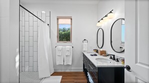 Douche, séchoir à cheveux, serviettes fournies