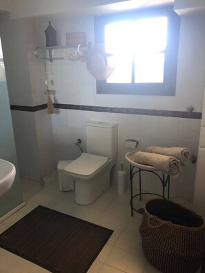 Apartment, 1 Bedroom, Balcony, Garden View | Bathroom