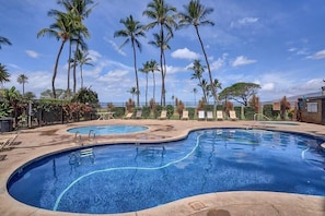 Outdoor pool, pool umbrellas, sun loungers - Sea-rene & Tropical Vistas (Kihei)