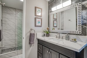 Luxe appartement, 1 slaapkamer (KM 205) | Badkamer | Een douche, een regendouche, een haardroger, handdoeken