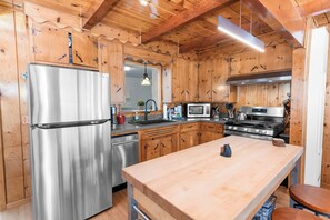 Basic Cabin | Private kitchen | Electric kettle - Bear's Booth (Big Bear City)