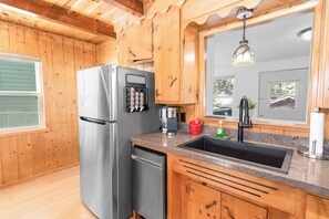 Basic Cabin | Private kitchen | Electric kettle - Bear's Booth (Big Bear City)