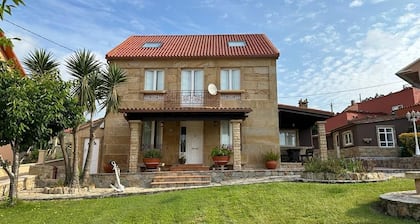 Preciosa casa de piedra con encanto a un paso de Muros