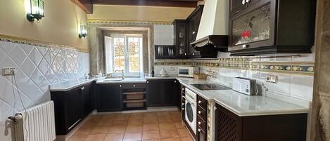 Een microgolfoven, een kookplaat, kookgerei, borden en bestek