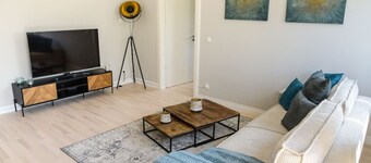 NEW Stylish Apartment - up to 8 Guests - Terrace -bbq