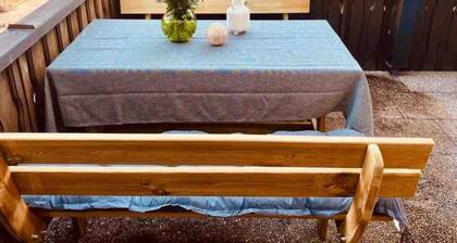 NEW Stylish Apartment - up to 8 Guests - Terrace -bbq