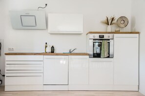 Fridge, oven, stovetop, dishwasher