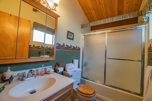 Basic Cabin | Bathroom