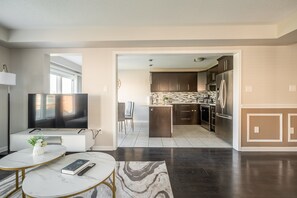 Casa familiar, 3 habitaciones, cocina, vistas al lago | Zona de estar | Una televisión de pantalla plana, Netflix, Hulu, servicios de streaming