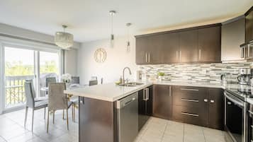 Casa familiar, 3 habitaciones, cocina, vistas al lago | Cocina privada | Frigorífico grande, microondas, horno y placa de cocina