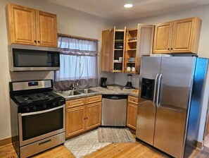 Refrigerador, microondas, horno y parrilla de estufa 