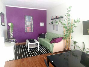 Smart TV - Cozy small ground floor house for 4, 600 m from beach and close to city center (Costa da Caparica)
