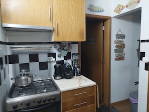 Fridge, oven, stovetop, coffee/tea maker - Cozy small ground floor house for 4, 600 m from beach and close to city center (Costa da Caparica)