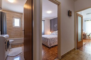 4 bedrooms, iron/ironing board, WiFi, bed sheets