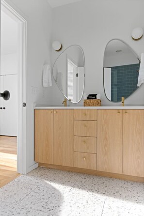 Shower, hair dryer, towels, soap - Azul - An Atomic Ridge Home (Chattanooga)