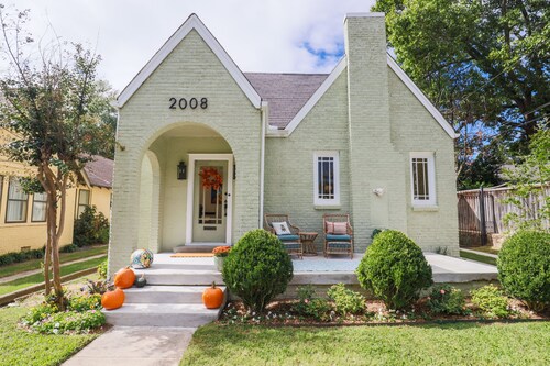 Newly Restored 2BR Heights Cottage