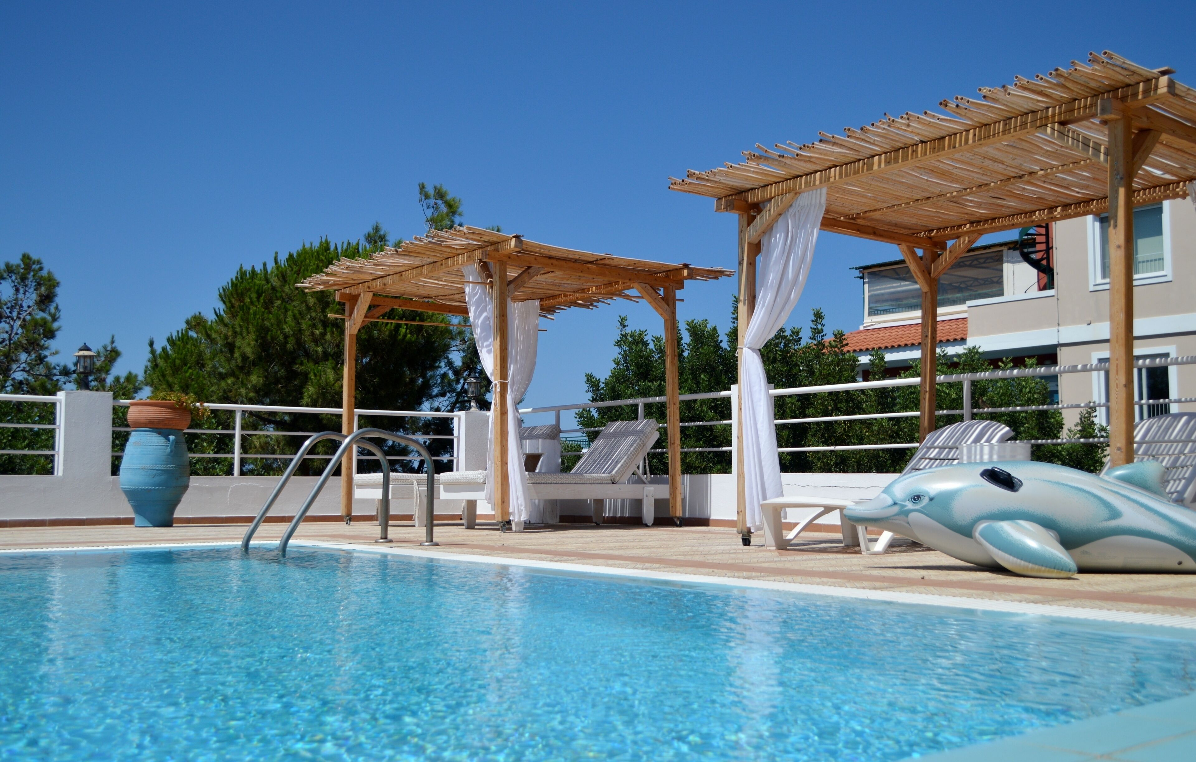 季节性开放的室外游泳池