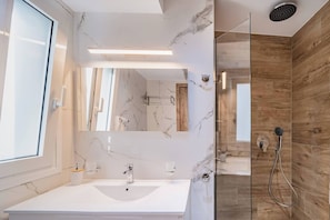 Departamento, 2 habitaciones, balcón, vista a la ciudad | Baño