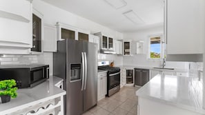 Køleskab, mikrobølgeovn, ovn, kogeplade