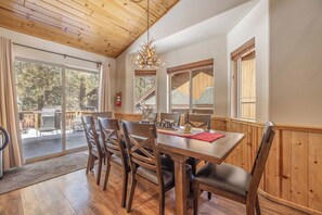 Dining room - Bearadise Cabin (Big Bear Lake)