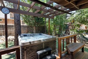 Private spa tub - Chief Bears Den (Big Bear City)
