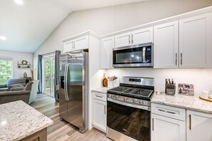 Fridge, microwave, stovetop, dishwasher