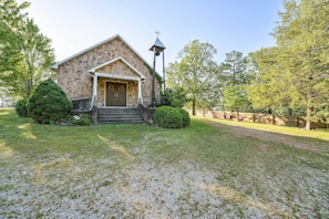 Parking | Driveway (10 Vehicles) - Historic Home Near Table Rock Lake, Branson (Omaha)