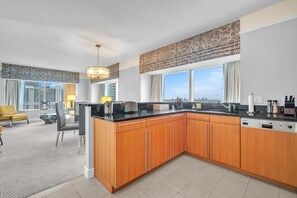 Fridge, microwave, oven, stovetop - Elegant Oceanview 2-Bedroom Suite – Ultimate Comfort (Miami)