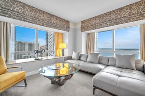 Smart TV, video games - Elegant Oceanview 2-Bedroom Suite – Ultimate Comfort (Miami)