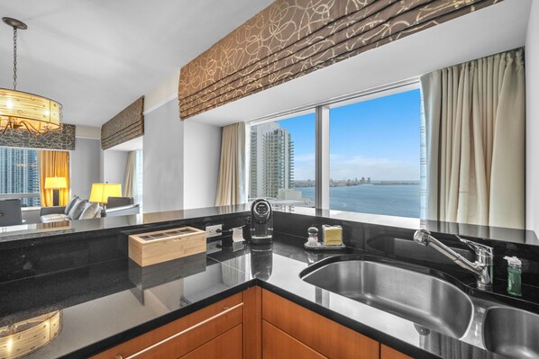Interior - Elegant Oceanview 2-Bedroom Suite – Ultimate Comfort (Miami)