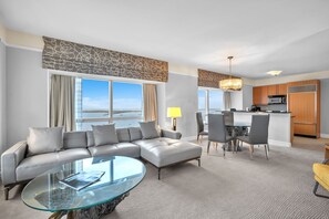 Smart TV, video games - Elegant Oceanview 2-Bedroom Suite – Ultimate Comfort (Miami)