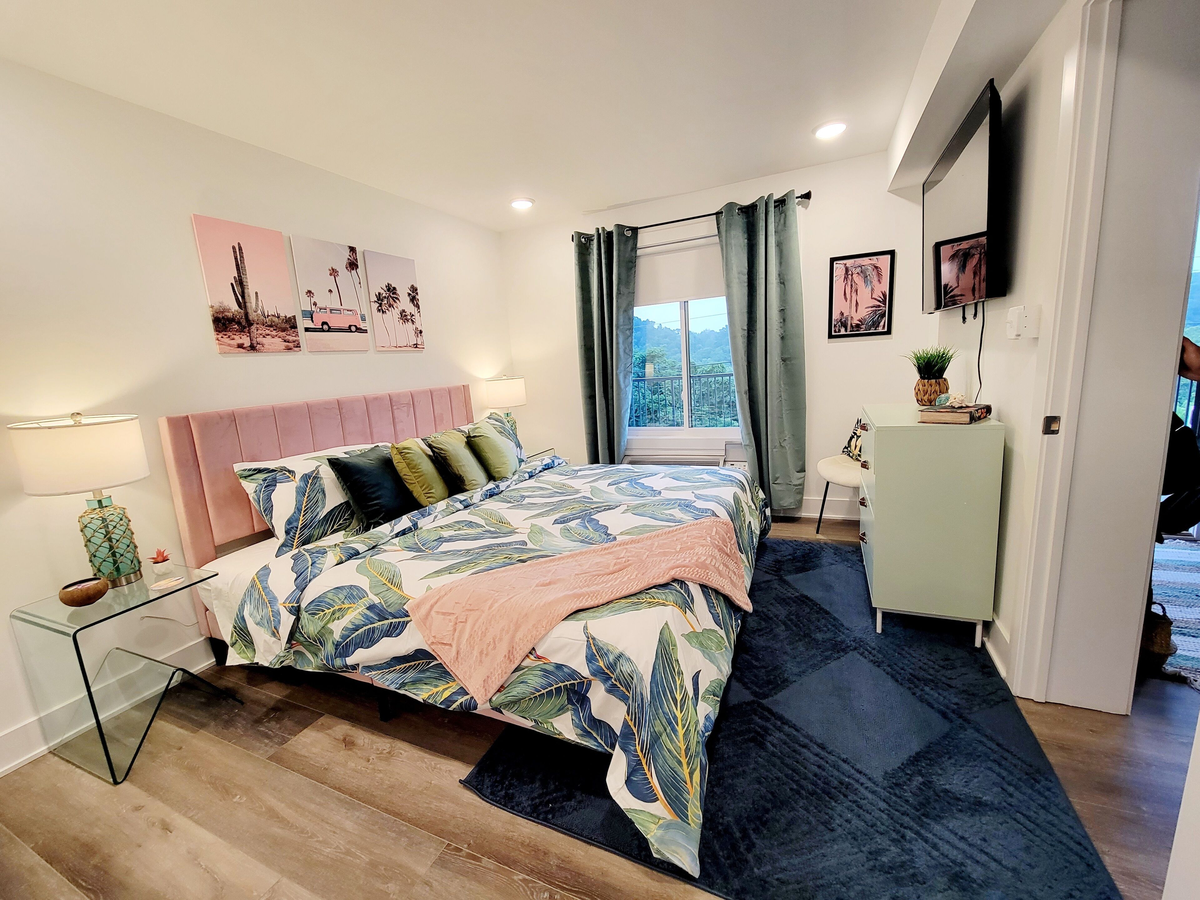 Luxurious NEW Condo Downtown/ Mid-term/ Pet friendly/Free parking/Private pool
