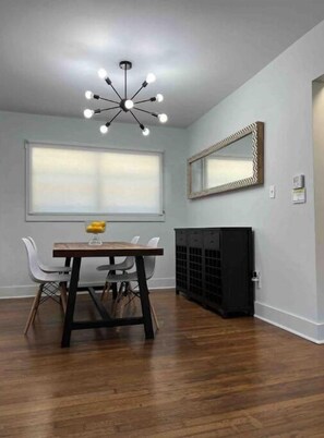 Dining - Atlanta Home - 10 min from everything! (Atlanta)