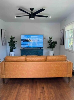 Smart TV, fireplace - Atlanta Home - 10 min from everything! (Atlanta)