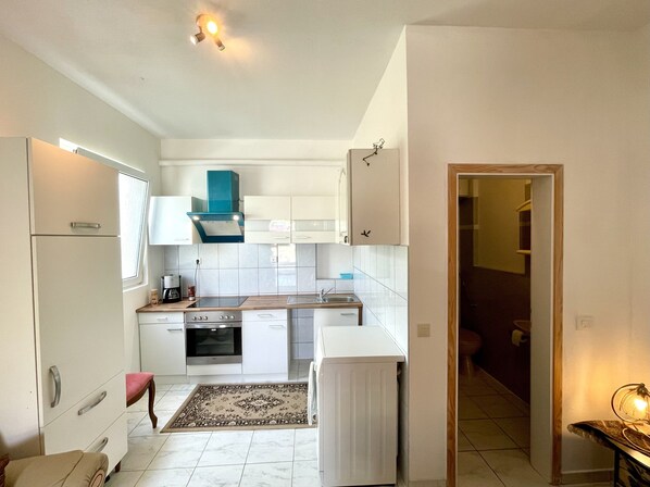 Fridge, microwave, oven, stovetop - Apartments Slavko - Studio Apartment with Terrace (Kastel Novi)