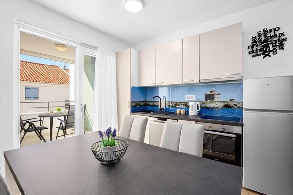 Fridge, oven, stovetop, dishwasher