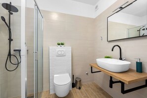 Dusche, Haartrockner, Handtücher, Toilettenpapier