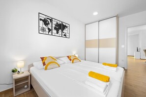 Caja de seguridad en la habitación y tabla de planchar con plancha 