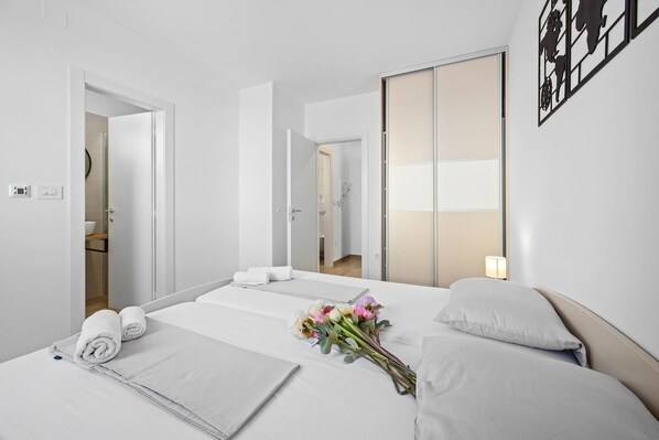 2 bedrooms, in-room safe, iron/ironing board, free WiFi