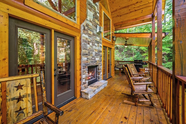 Terrace/patio - Luxury Log Cabin*Firepit*Indoor Pool*Movie+Arcade (Gatlinburg)