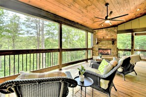Property grounds - Valhalla - Secluded, luxurious cabin on the Coosawattee River Resort (Ellijay)