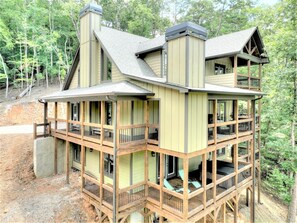 Exterior - Valhalla - Secluded, luxurious cabin on the Coosawattee River Resort (Ellijay)