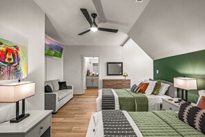 3 Schlafzimmer, Schreibtisch, Bügeleisen/Bügelbrett, Reisekinderbett